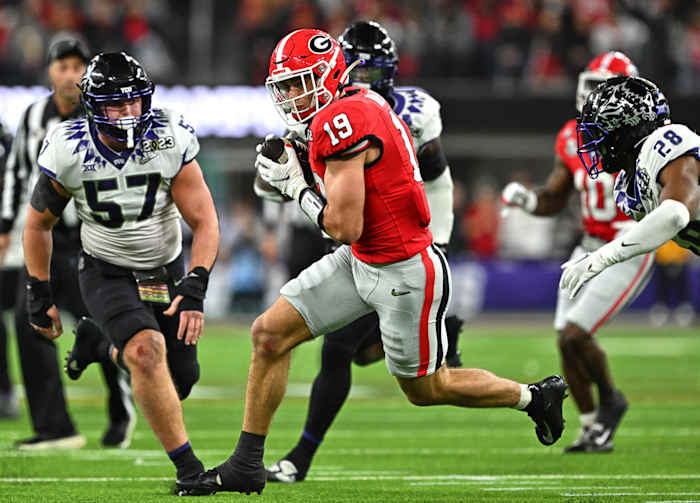 Brock Bowers catches a pass from Stetson Bennett.
